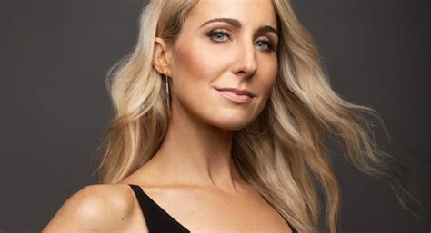 Nikki Glaser Height, Weight, Body Measurements, Bra Size,。